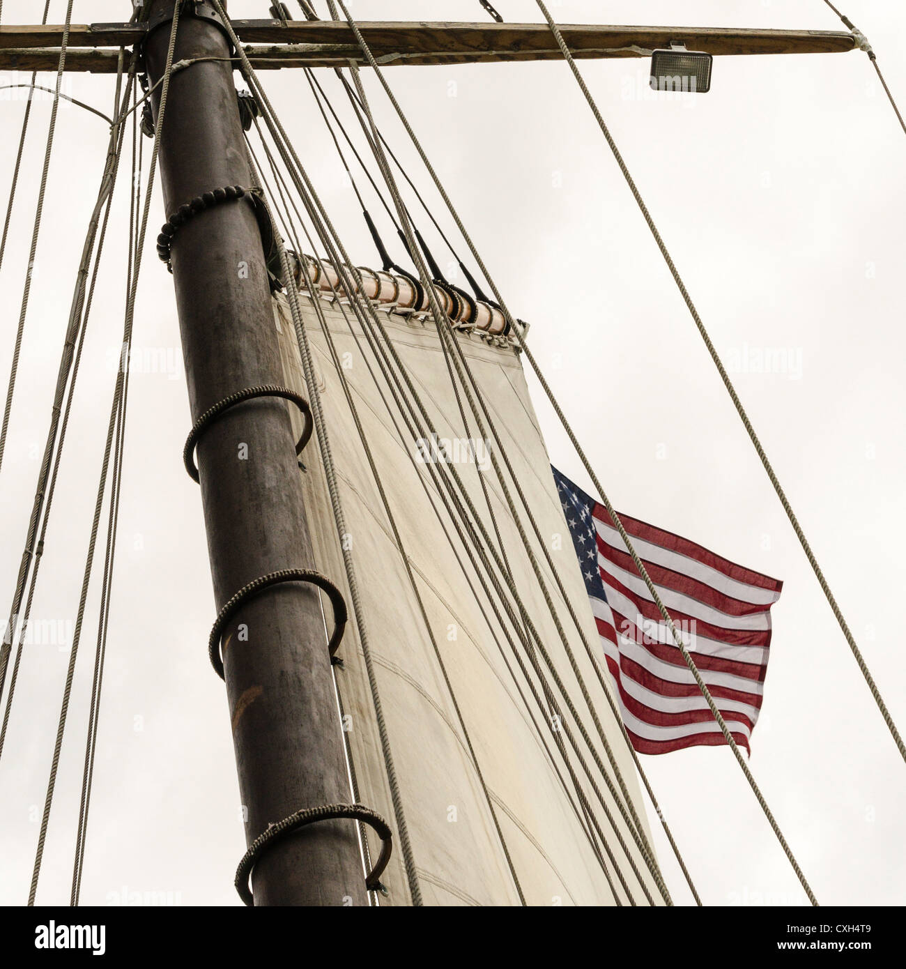 Eine amerikanische Flagge fliegt vom Mast des Schoners Großsegler Tyrone von Cape Cod zu Beginn der Sail Connecticut 2012 Stockfoto