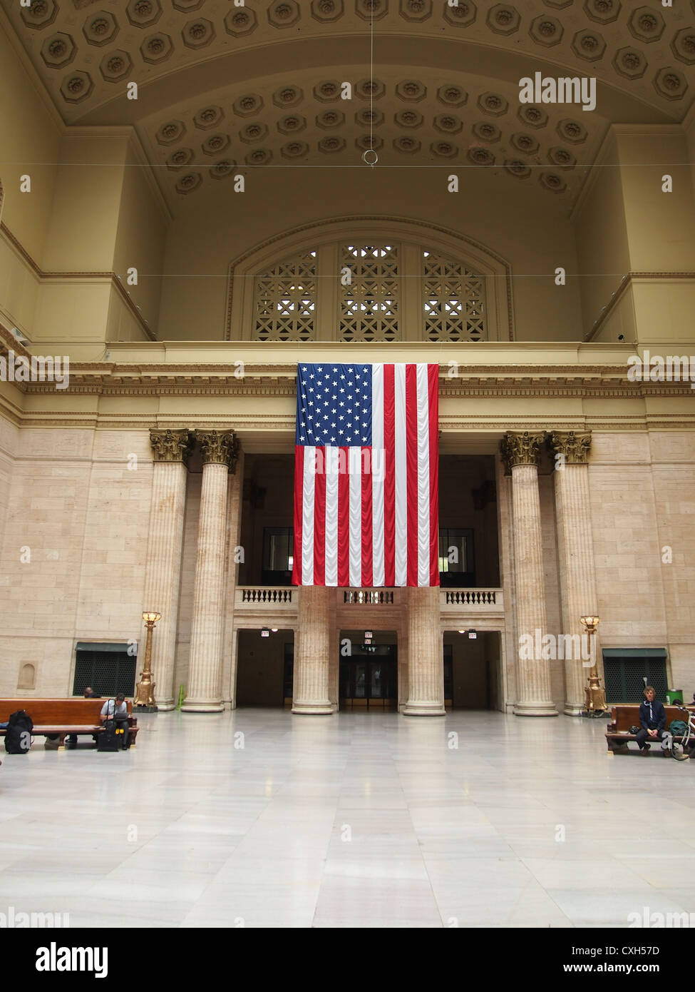 Innenansicht der Union Station, Chicago, mit großen Stars und Stripes Flagge Stockfoto