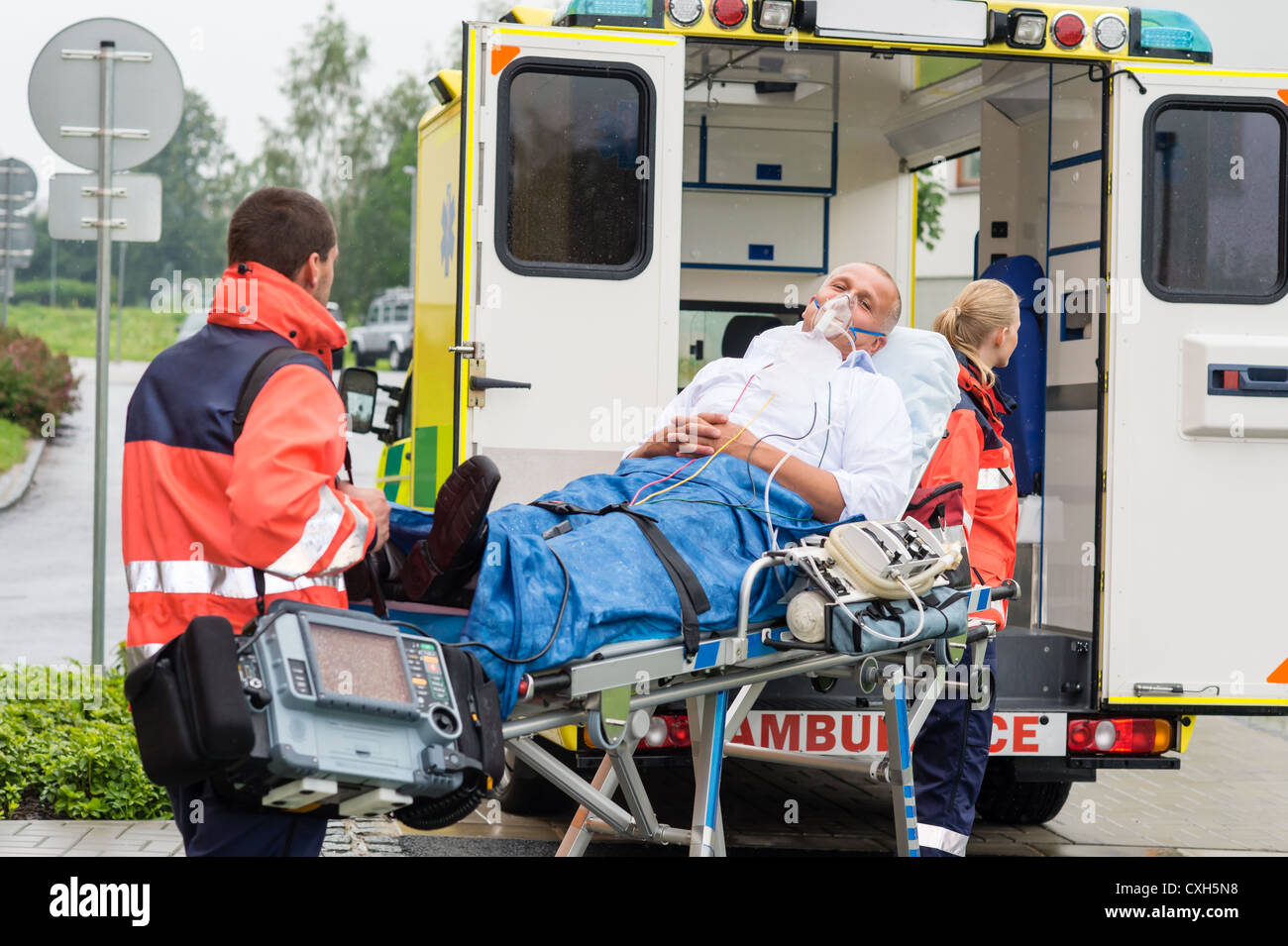 Sauerstoffmaske männlichen Patienten Krankenwagen Bahre Notfalltransport Krankenhaus Stockfoto