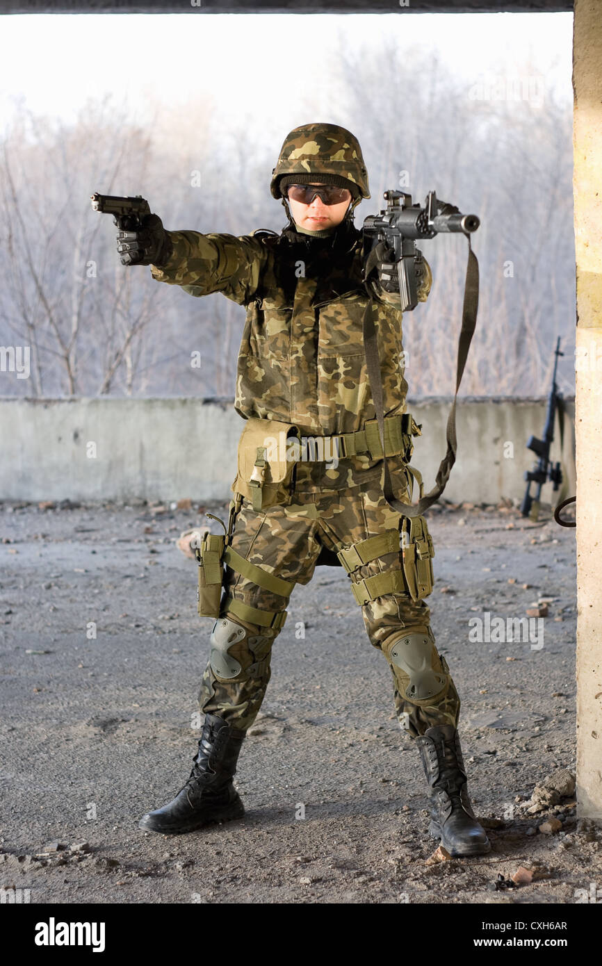 Mann des Militärs mit dem Ziel Stockfoto