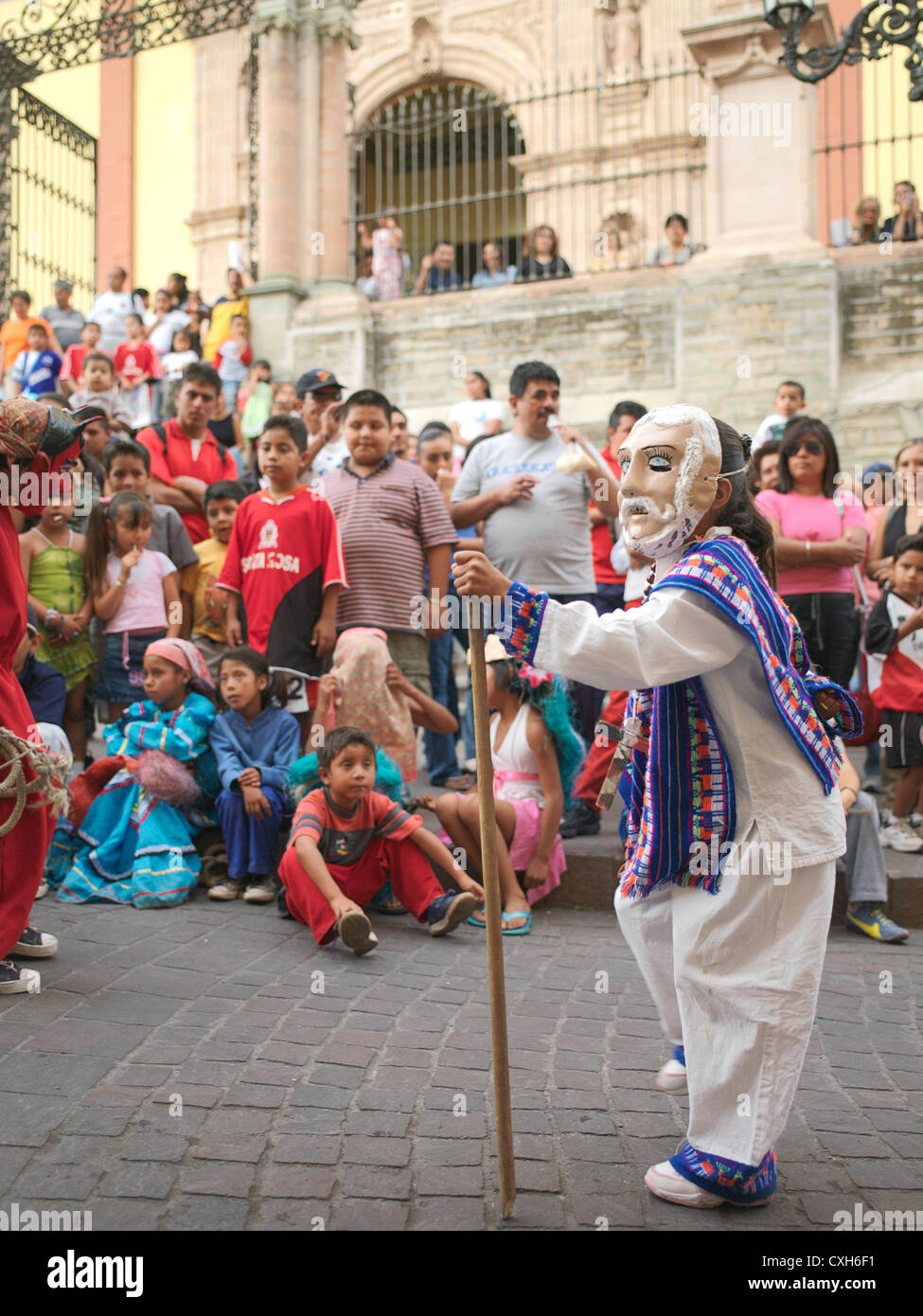 Tanz der Toros (oder Tanz der Stiere) - wo Kinder den Kampf von gut und Böse, re-enact während gekleidet in aufwendigen p Stockfoto