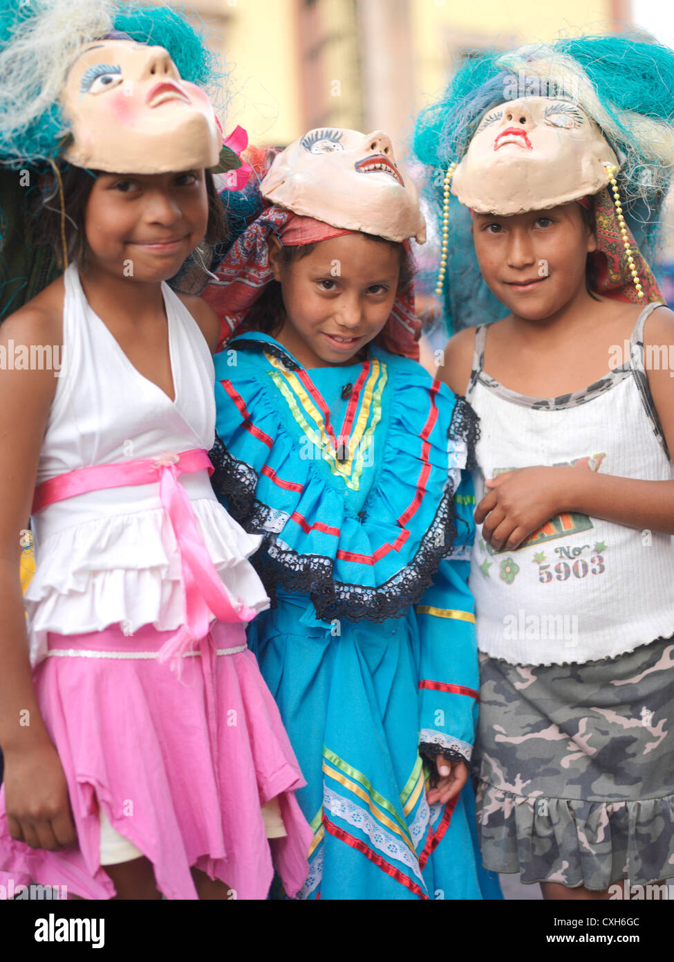 Tanz der Toros (oder Tanz der Stiere) - wo Kinder den Kampf von gut und Böse, re-enact während gekleidet in aufwendigen p Stockfoto