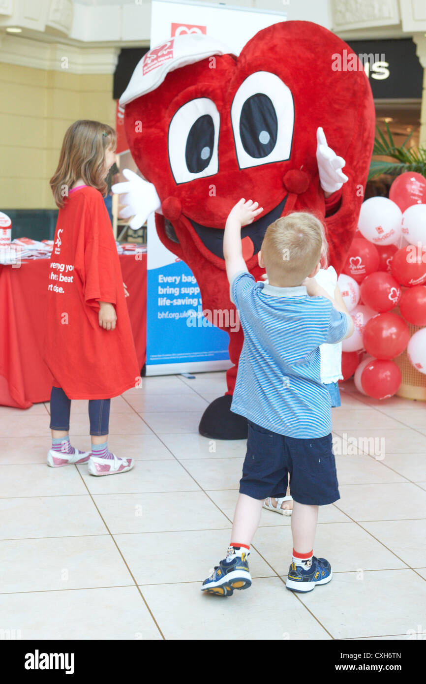 British Heart Foundation Maskottchen herzhaft während der Spendenaktion Bagathon Stockfoto