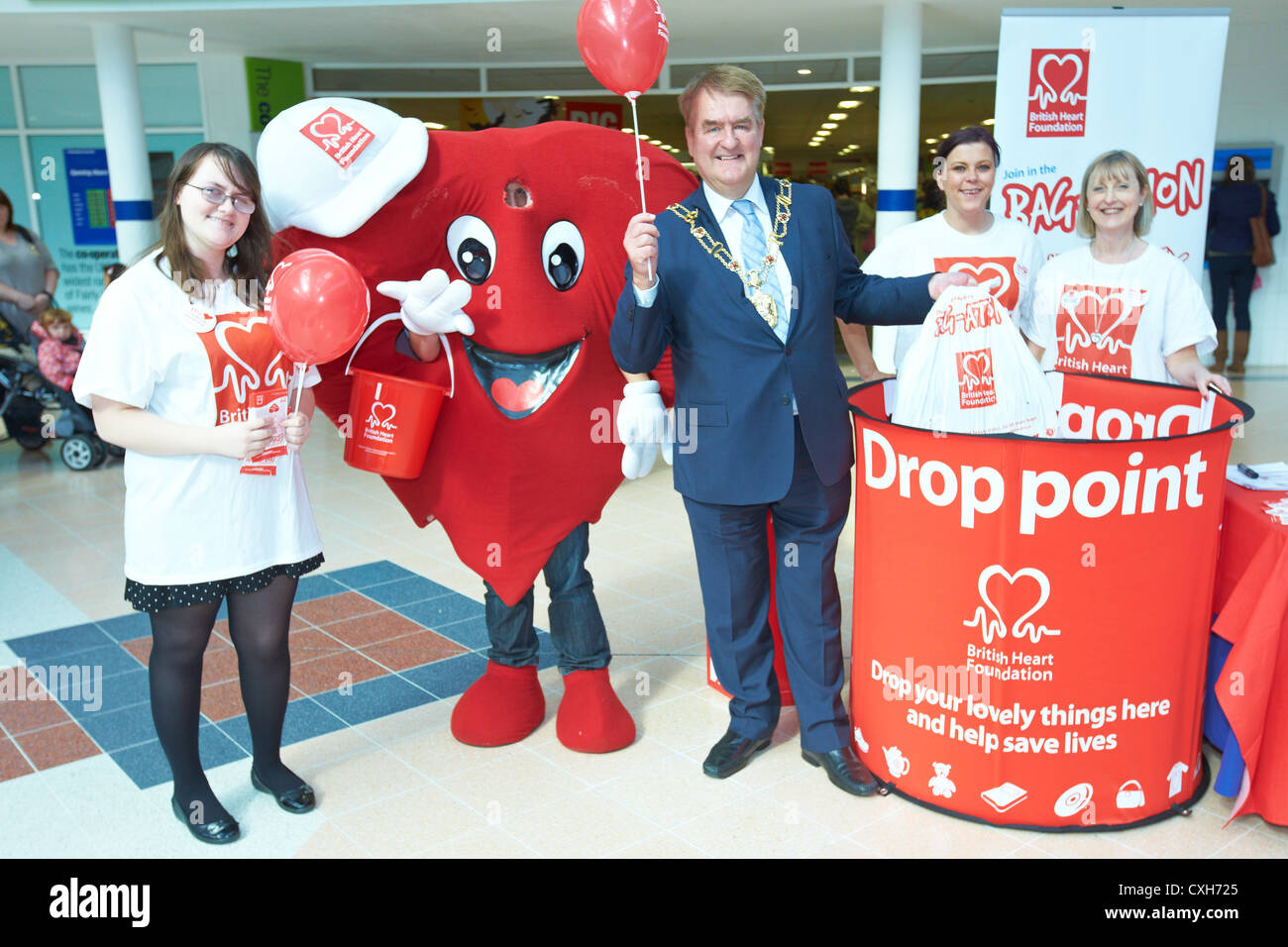 Cllr Alan Armitage (Oxford Bürgermeister) mit Freiwilligen während der British Heart Foundation Bagathon Fundraising-Kampagne Stockfoto