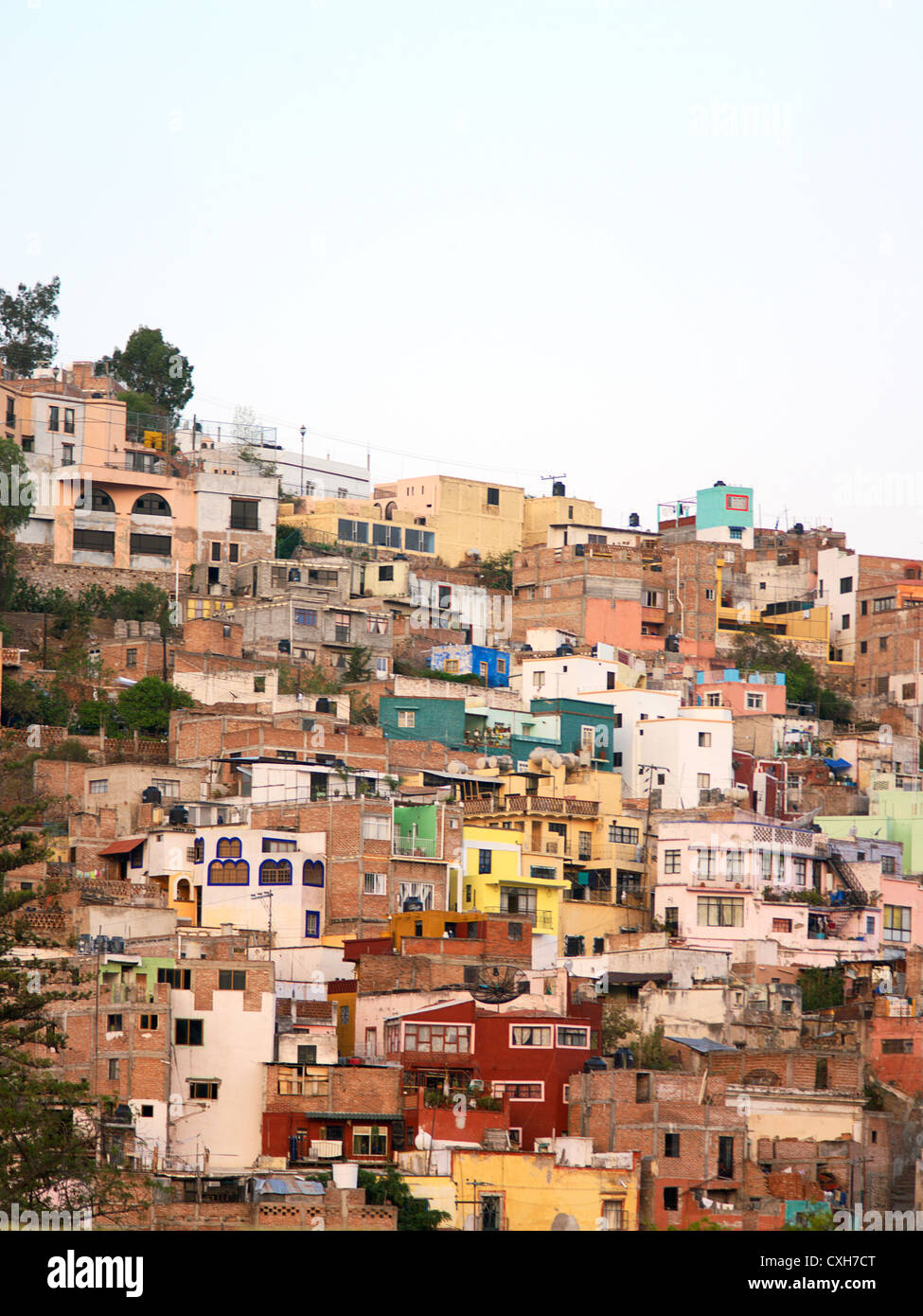 Die verkrampften und überbauten Pastell Skyline von Guanajuato Stockfoto