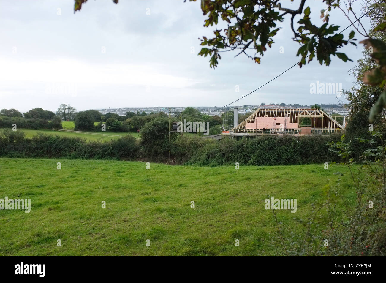 Ein Haus zu bauen in Flushing, Cornwall neben offenen Feldern Stockfoto