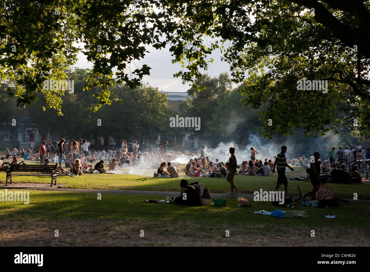 London, 19.08.2012, UK, Menschen genießen die Sonne mit Barbecue am London Fields Park, London Stockfoto