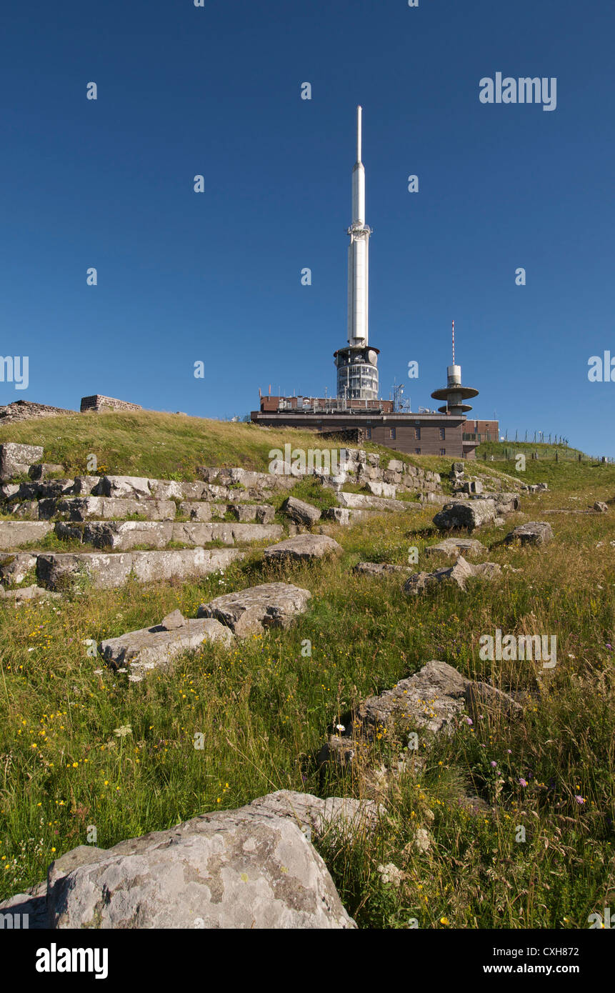 Gallo-römische Tempel von Quecksilber mit TV-Sender und hinter-Observatorium auf dem Gipfel des Puy de Dome, Auvergne, Frankreich Stockfoto