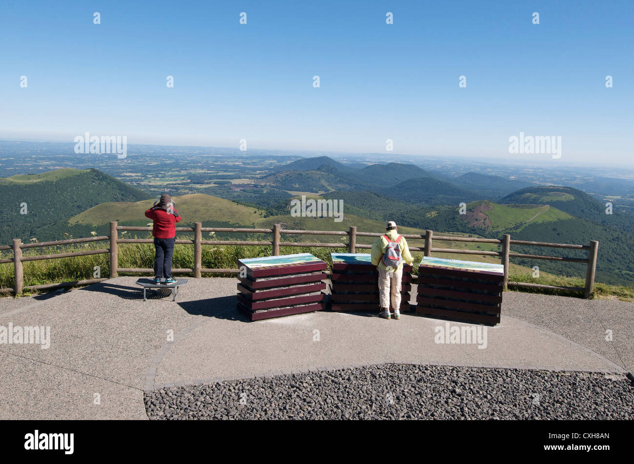 Touristen, die den Blick auf die Vulkanlandschaft der Chaine des Durchreise, Auvergne, Frankreich Stockfoto