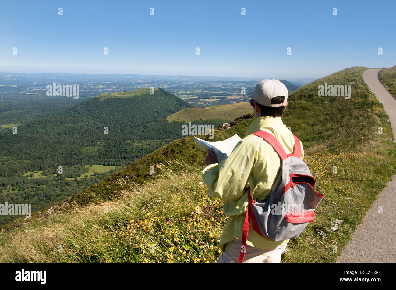 Wanderer aus der Puy de Dome auf die Vulkanlandschaft der Chaine des Durchreise, Auvergne, Frankreich betrachten. Stockfoto