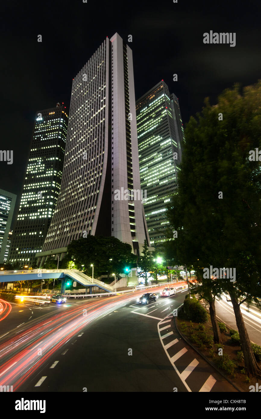 Langzeitbelichtung Verkehr vor Nishi-Shinjuku Gebäude im Geschäftsviertel von Tokio, Japan Stockfoto