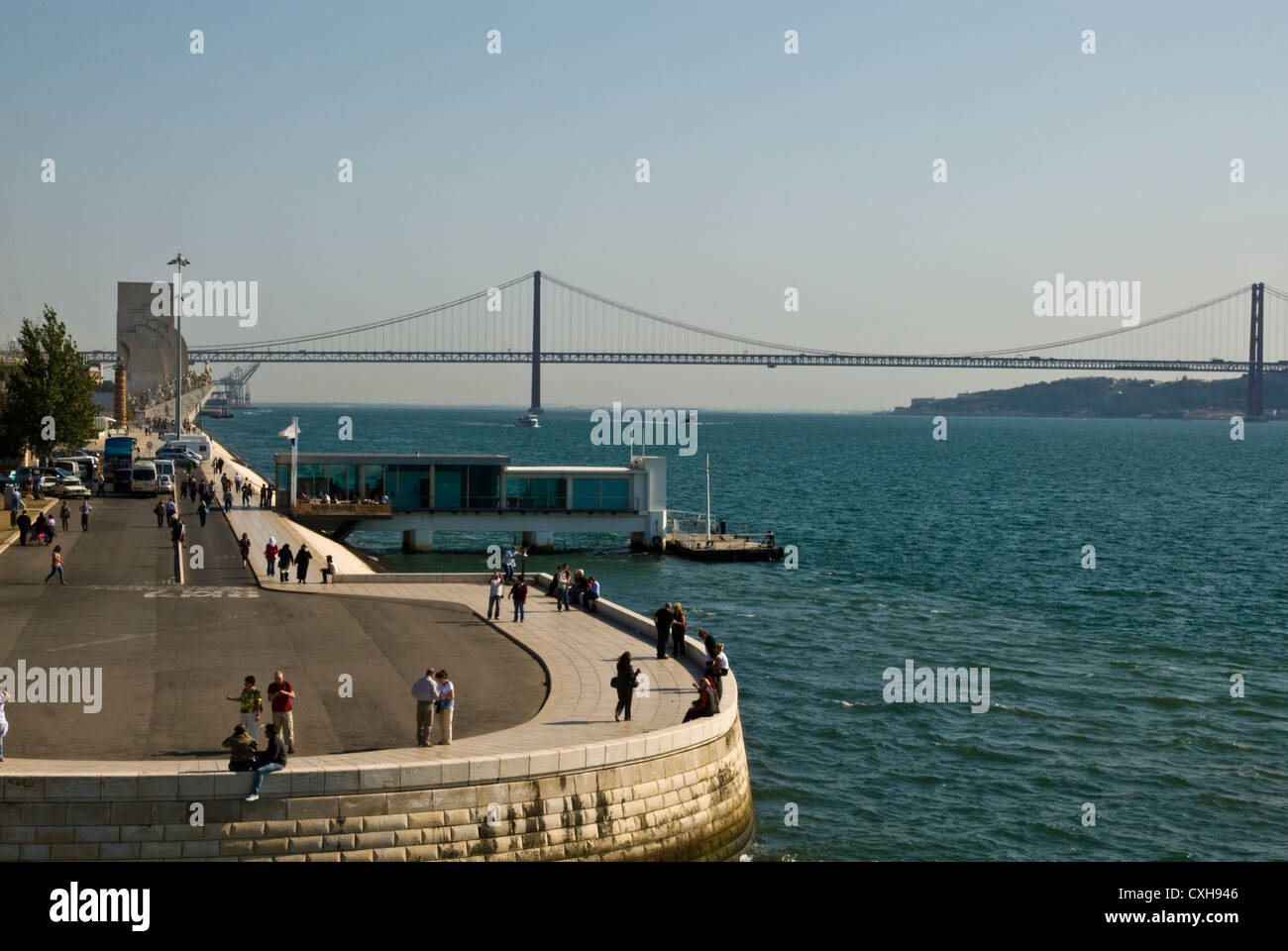 Blick auf das Denkmal der Entdeckungen und 25. April Brücke vom Turm von Belem, Lissabon, Portugal Stockfoto