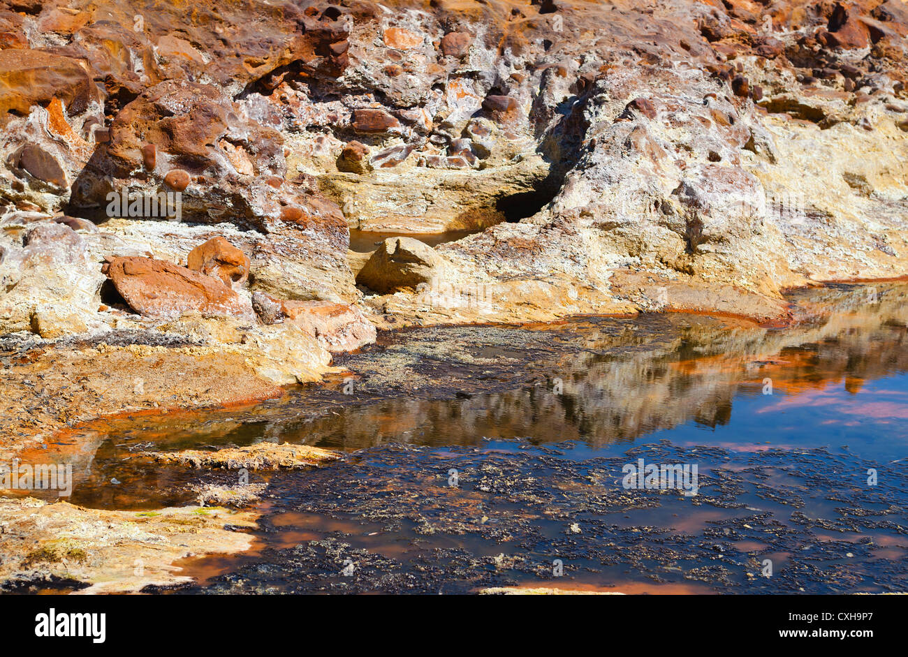 gelben Steinen von sauren Rio (Fluss) Tinto in Spanien Stockfoto