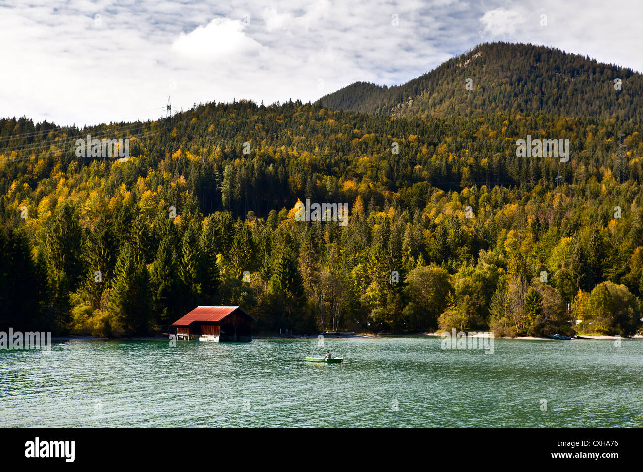 Fischer am Boot und Herbst Wald, Walchensee in Bayern Stockfoto