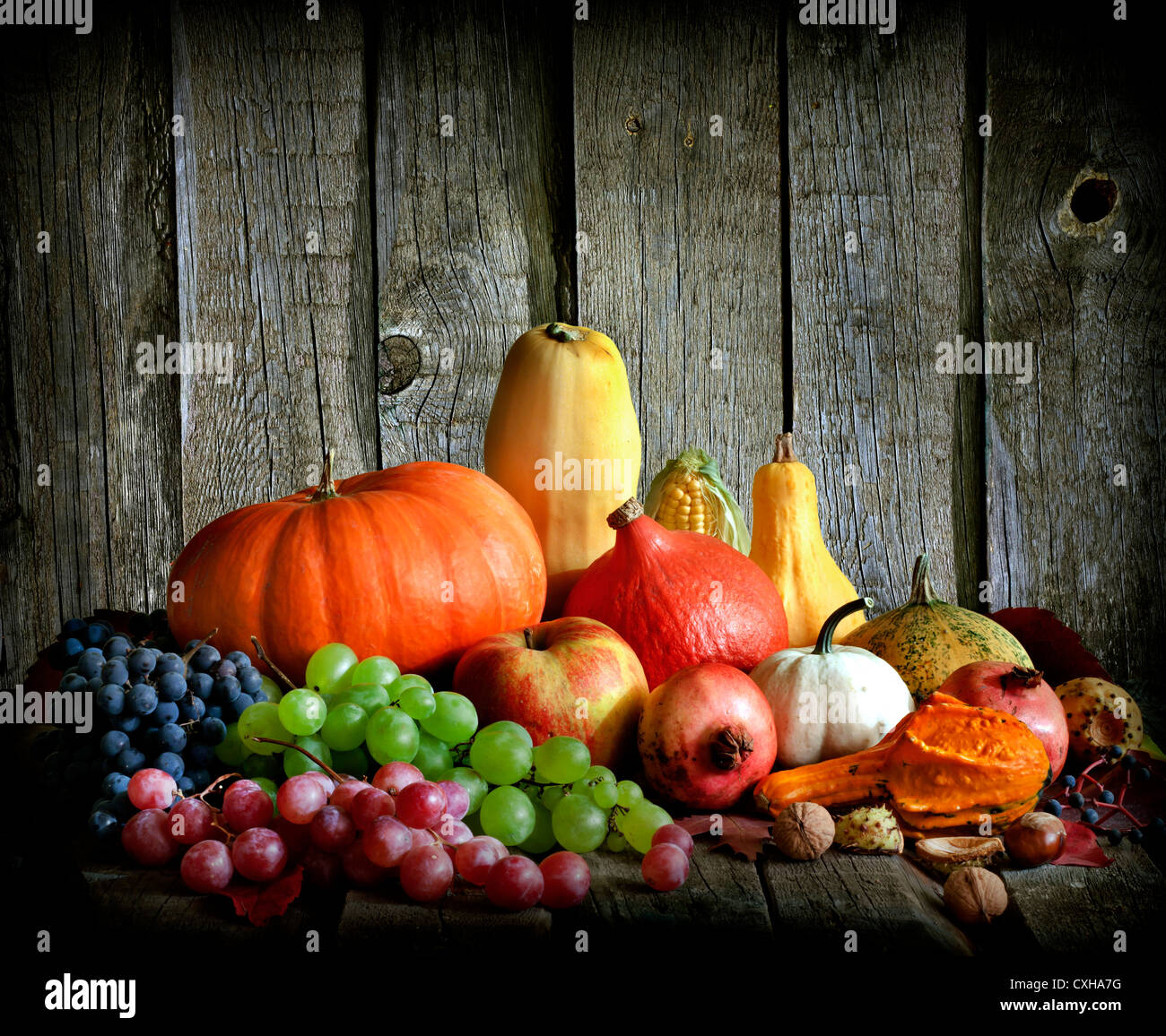 Obst und Gemüse mit Kürbissen im Herbst Vintage Stilleben Stockfoto
