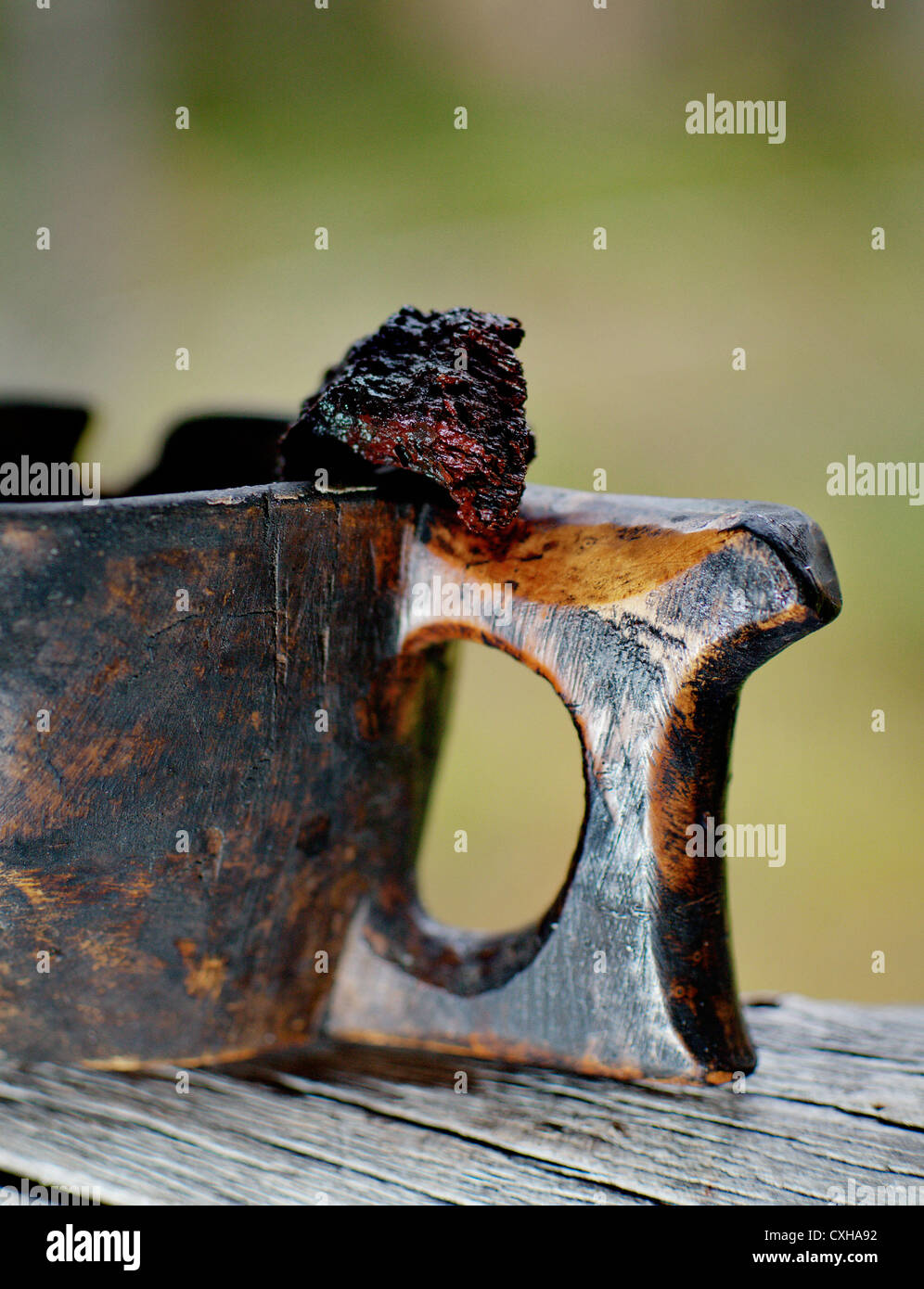 Trekker die alte hölzerne Tasse / Becher (Kuksa in finnischer Sprache). Lappland, Finnland Stockfoto