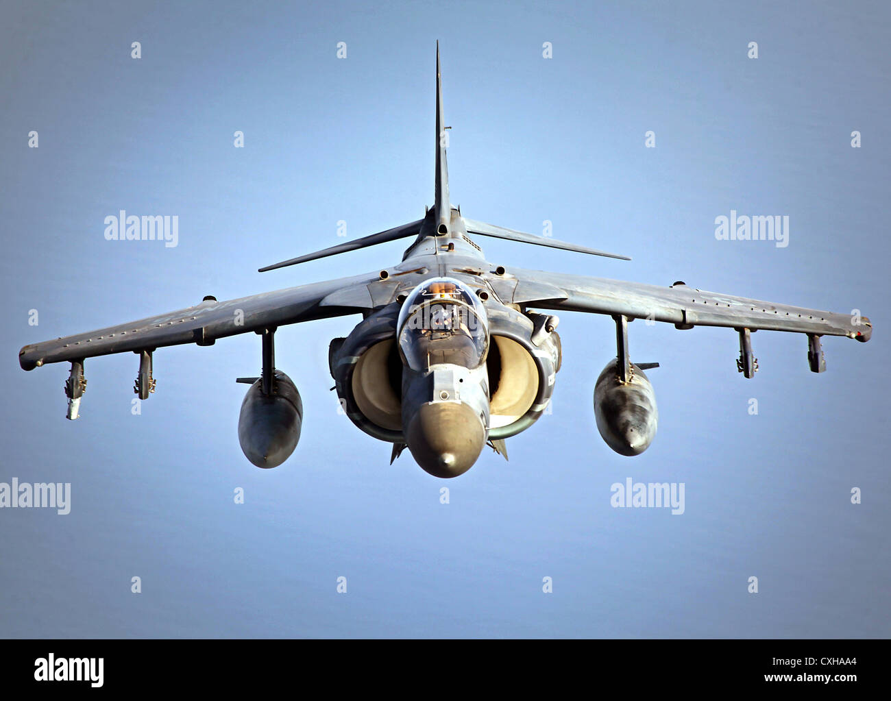 Ein AV-8 b Harrier fliegt in Position während der Durchführung Luft tanken Trainingsbetrieb in uns 5. Flotte Zuständigkeitsbereich 23. September 2012. Das Training war, die Kenntnisse und Fertigkeiten für Langstrecken Flugbetrieb zu üben. Stockfoto