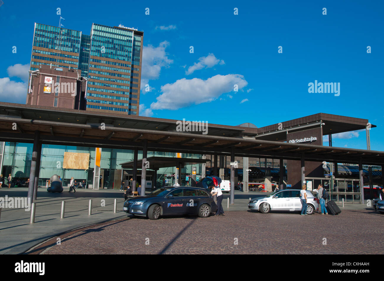 Auto PKW drop-off Bereich Oslo Sentralstasjon S zentrale Bjorvika Bahnhofsviertel Sentrum Oslo Norwegen Mitteleuropa Stockfoto