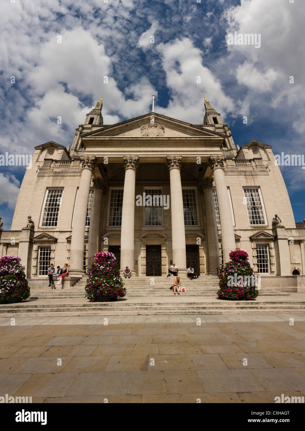 Leeds Civic Hall, Millenium Square Leeds. 1933 eröffnete vergoldet die äußeren Merkmale zwei Eulen, ein Symbol von Leeds. Stockfoto