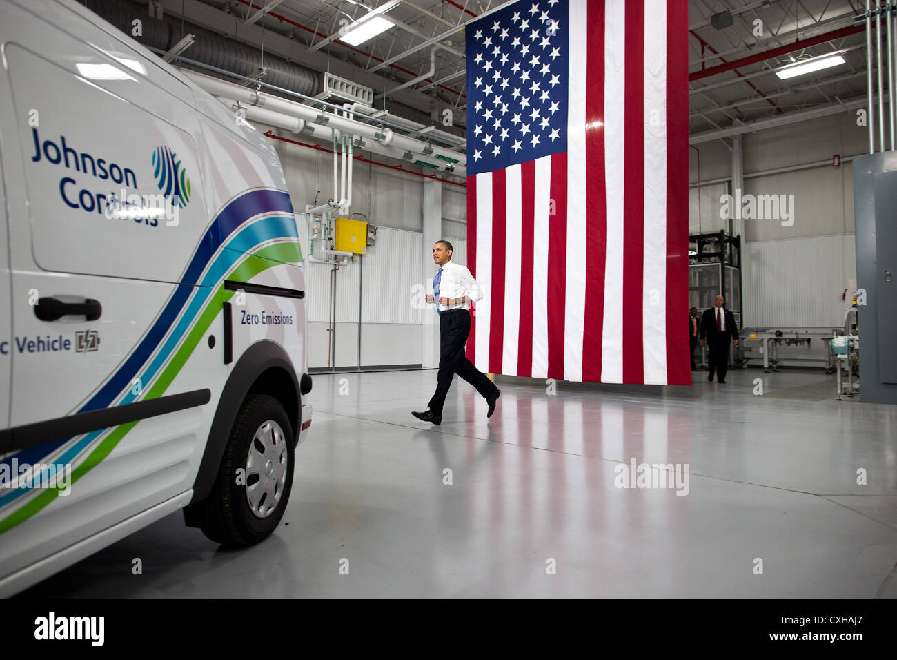 US-Präsident Barack Obama joggt von hinter den Kulissen vor der Auslieferung Bemerkungen bei Johnson Controls, Inc. 11. August 2011 in Holland, Michigan, USA. Stockfoto