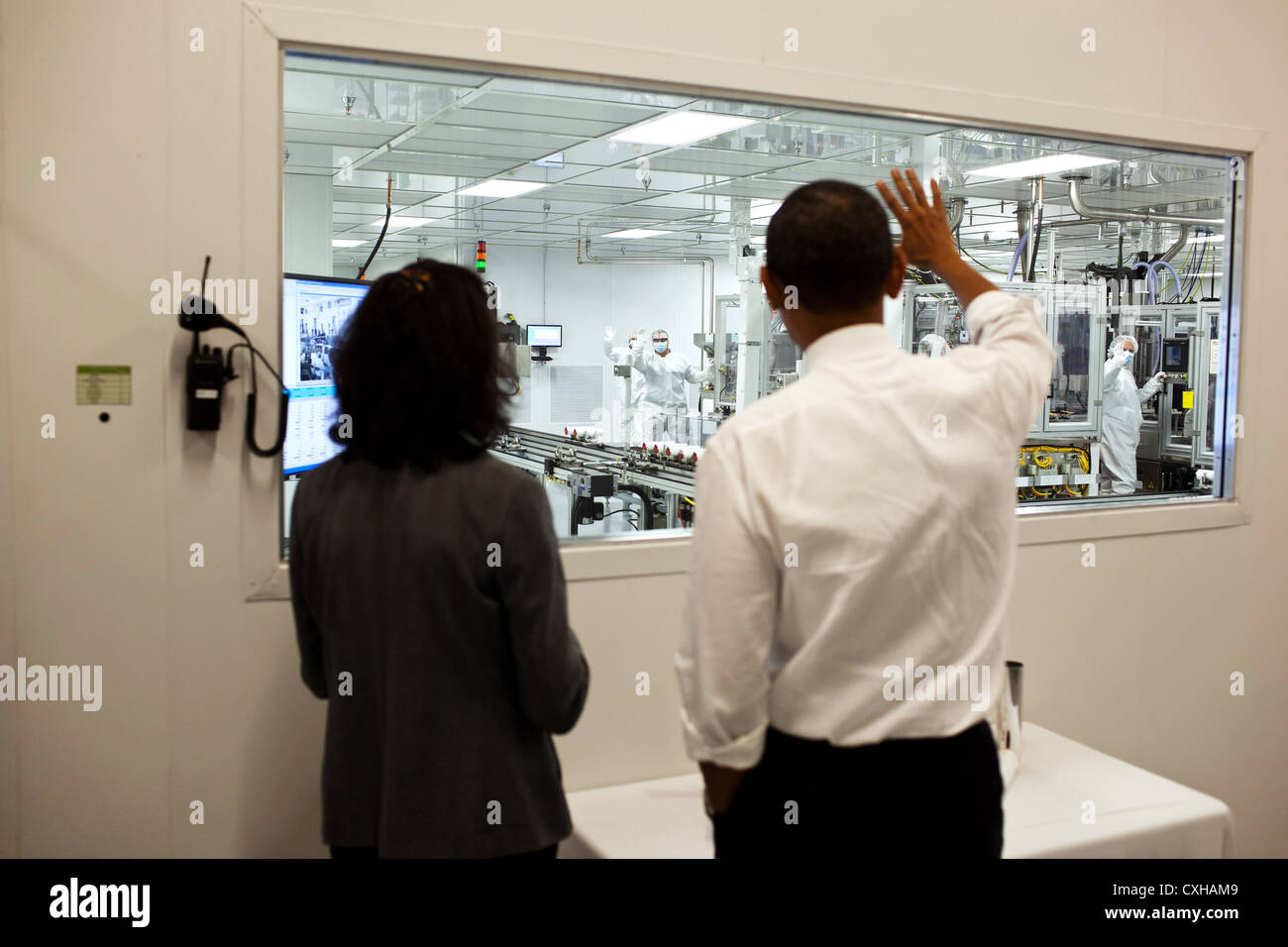 US-Präsident Barack Obama tourt Johnson Controls Inc. mit Elizabeth Rolinski, Vice President of Operations 11. August 2011 in Holland, Michigan, USA Stockfoto