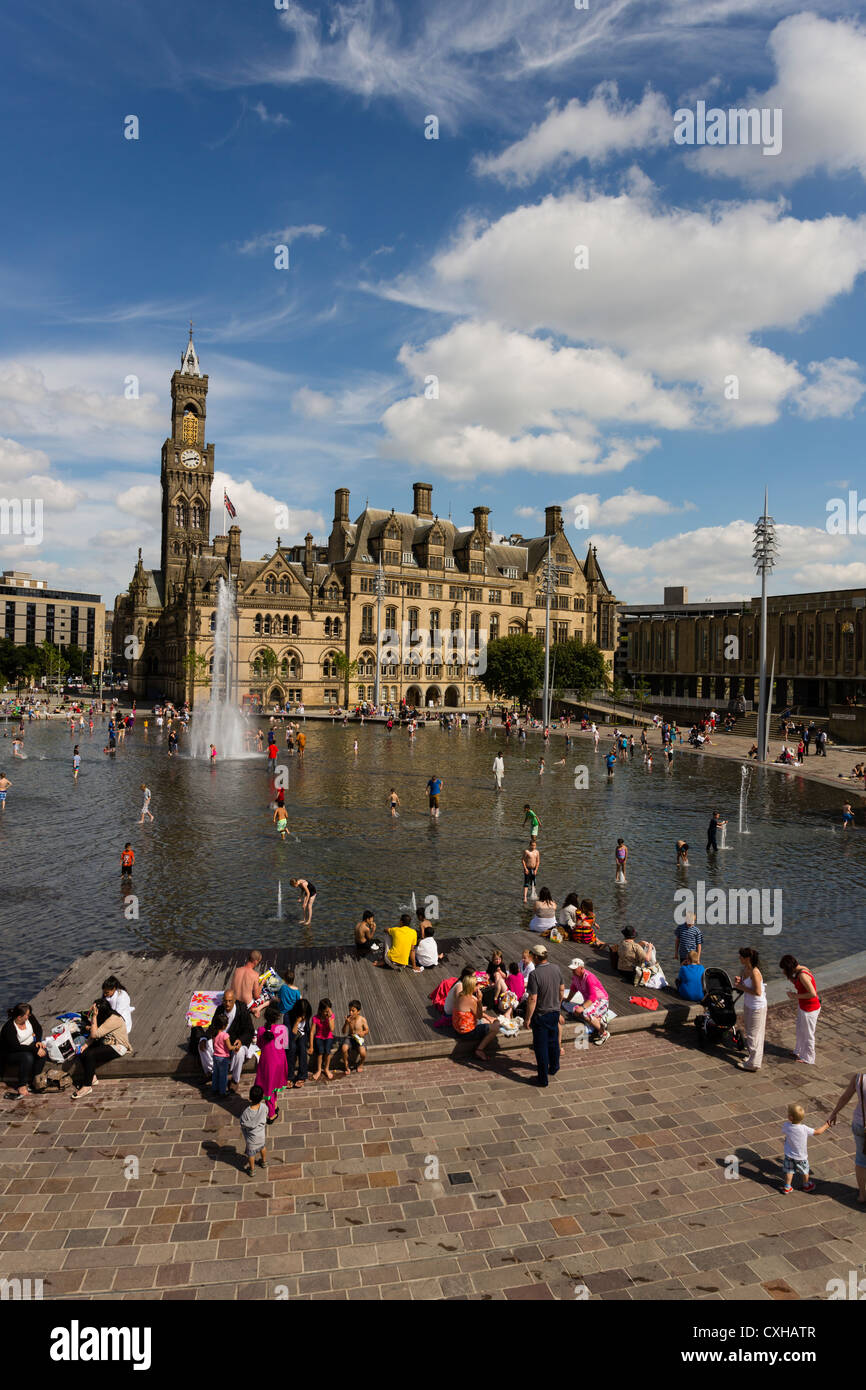 Menschen genießen das Stadtpark Wasserspiel im Centenary Square Bradford. Stockfoto