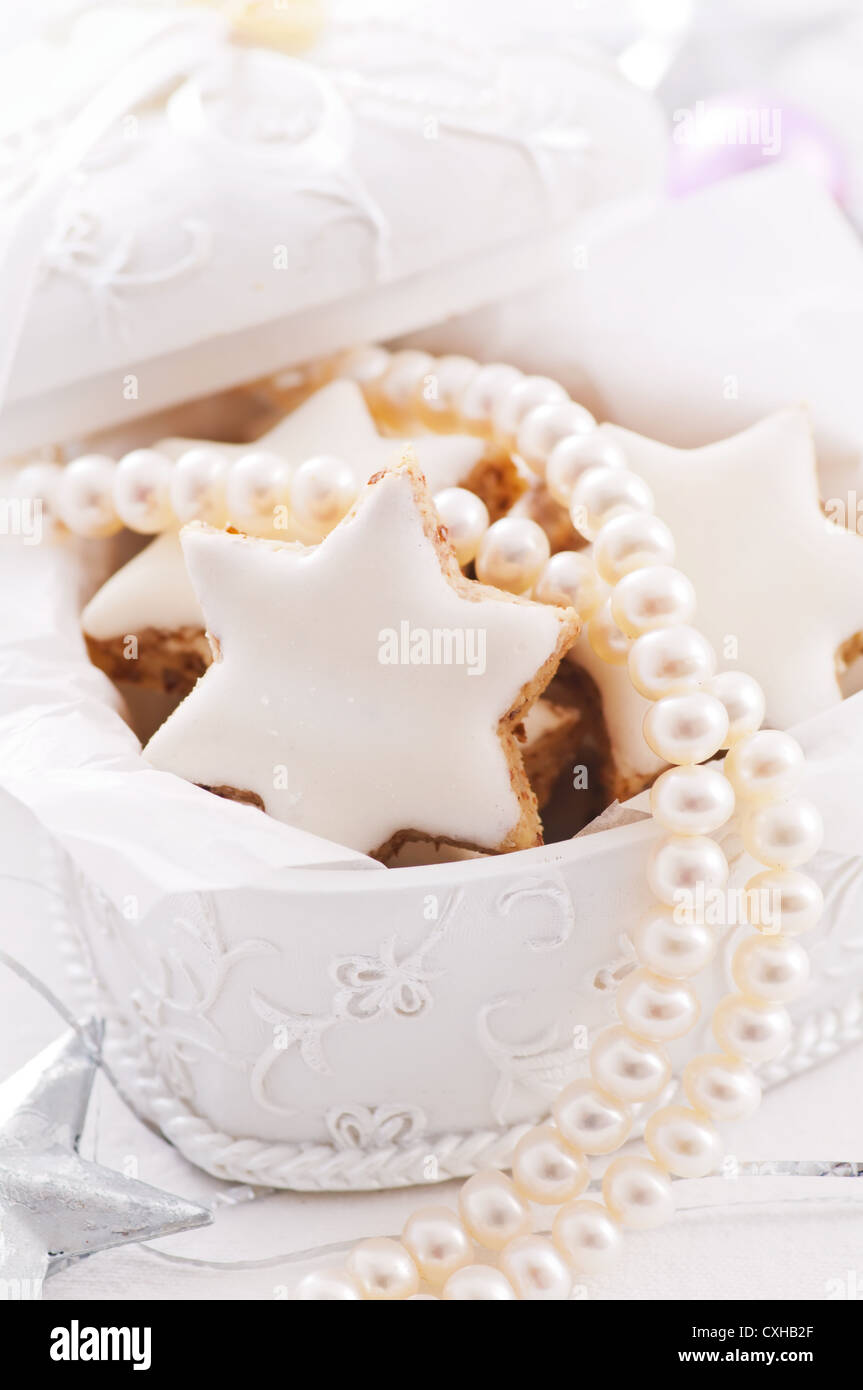 Geschenkbox mit Süßigkeiten und Perlenkette Stockfoto