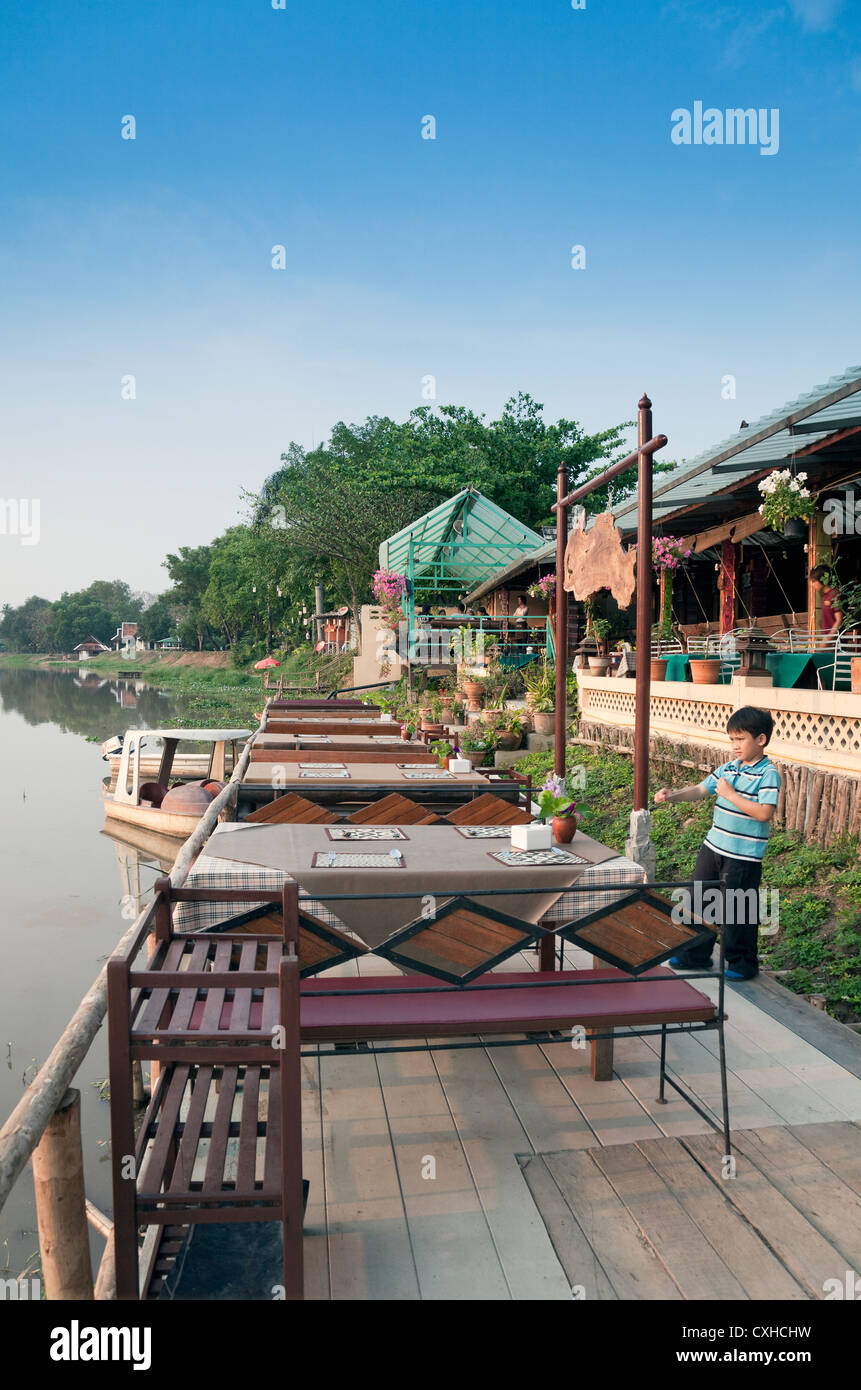 Riverside Restaurant und Bar, Mae Nam Ping (Ping-Fluss), Chiang Mai, Thailand Stockfoto