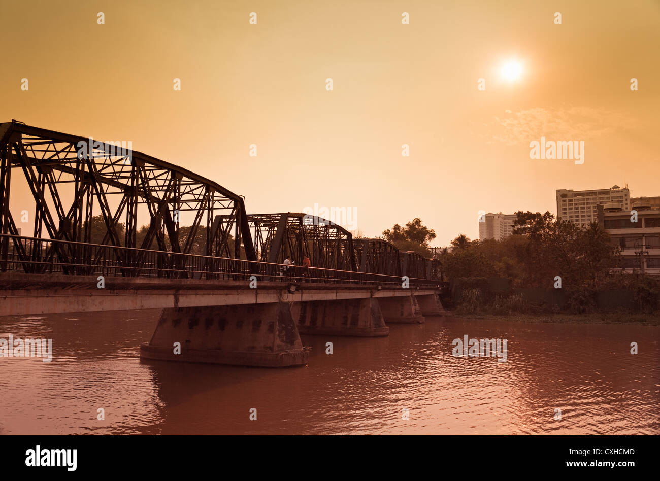 Loi Khro Brücke über Ping Fluss (Mae Nam Ping) in der Abenddämmerung, Chiang Mai, Thailand Stockfoto