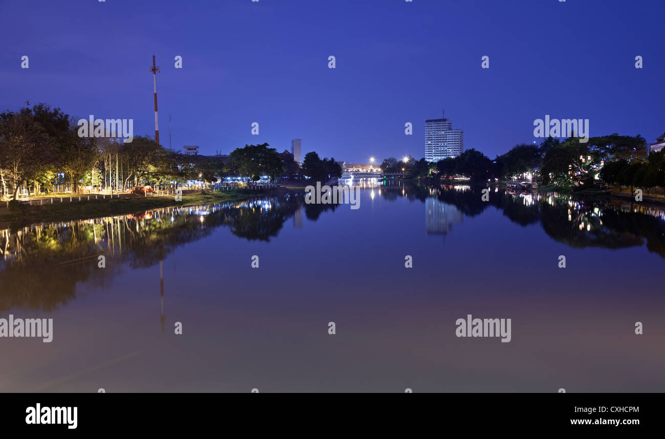 Ping-Fluss (Mae Nam Ping) in der Dämmerung von Saphan Nawarat Brücke, Chiang Mai, Thailand Stockfoto