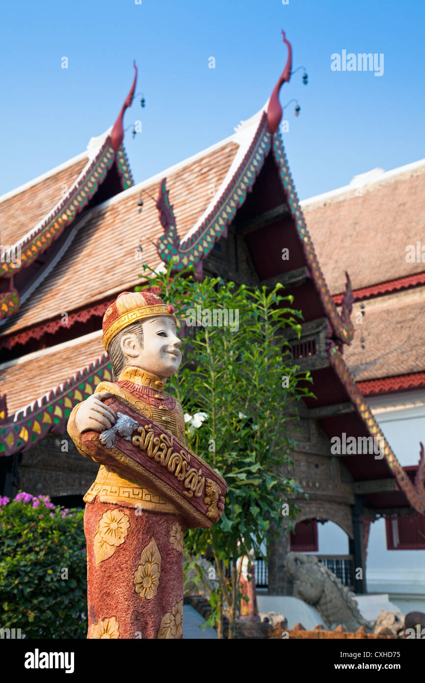 Eingang zum Viharn mit Statue der Gottheit, Wat Bupparam, Chiang Mai, Thailand Stockfoto