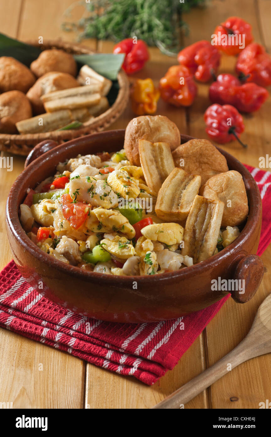 Ackee und Saltfish mit Knödel und gebratenen Kochbananen Jamaika Essen Stockfoto