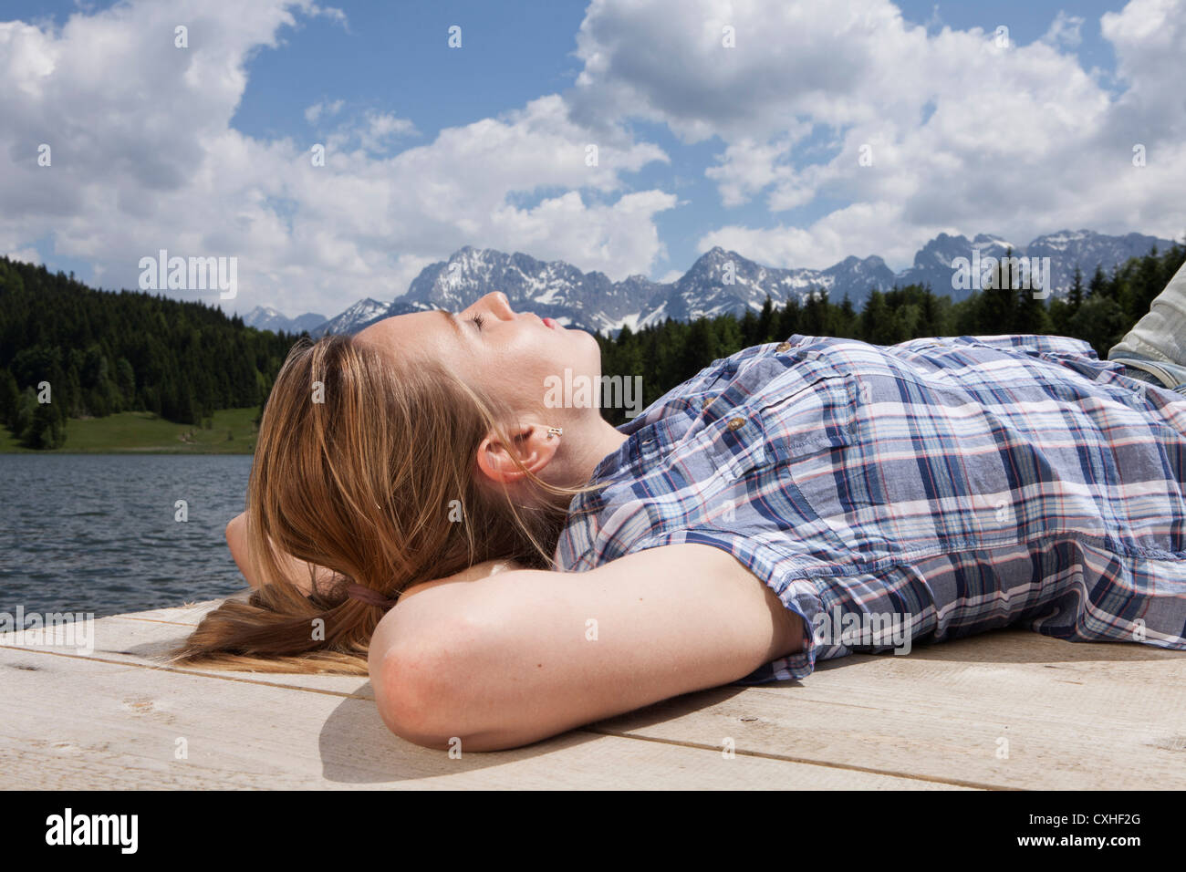 Deutschland, Bayern, junge Frau am Steg entspannen Stockfoto