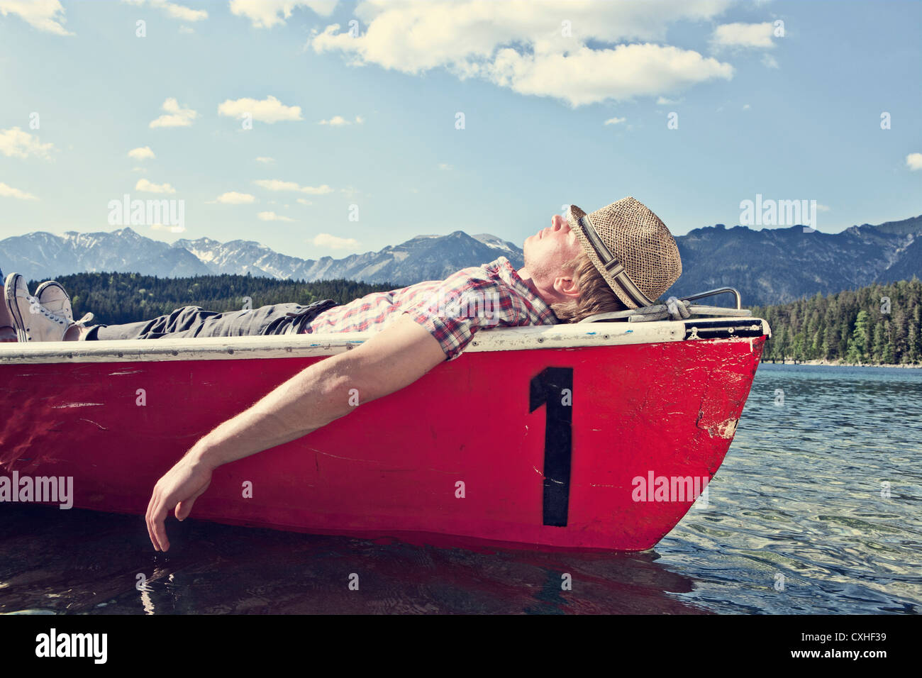 Deutschland, Bayern, Mitte erwachsener Mann schlafen im Ruderboot Stockfoto