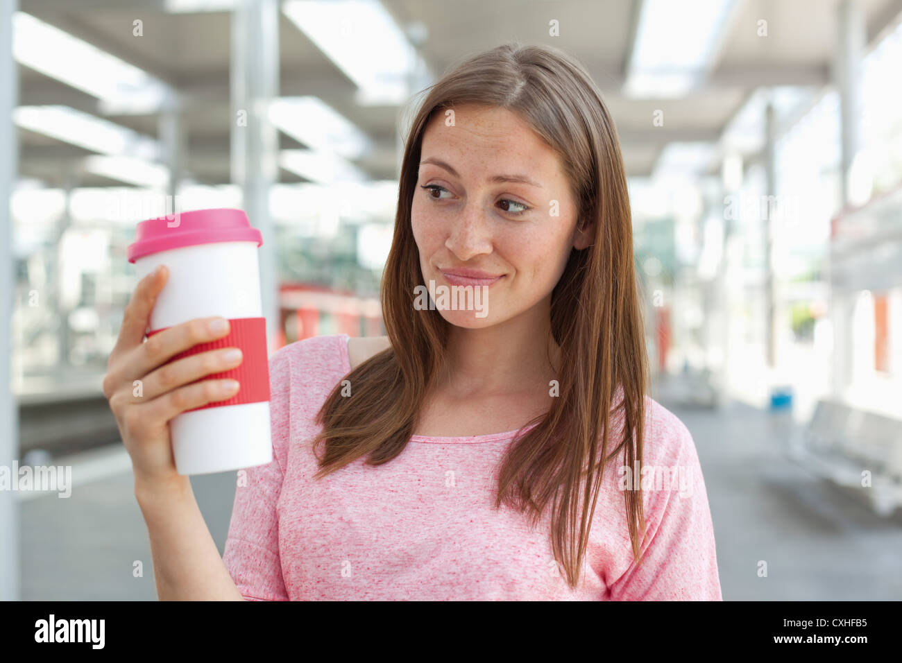 Deutschland, Nordrhein-Westfalen, Düsseldorf, junge Frau mit Kaffeetasse Stockfoto