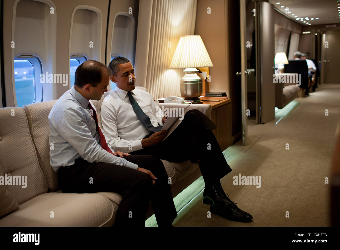 US-Präsident Barack Obama spricht mit Ben Rhodes, stellvertretender nationaler Sicherheitsberater für strategische Kommunikation 11. September 2011 an Bord der Air Force One auf dem Weg nach New York um den zehnten Jahrestag der 9/11 Anschläge gegen die Vereinigten Staaten zu gedenken. Stockfoto