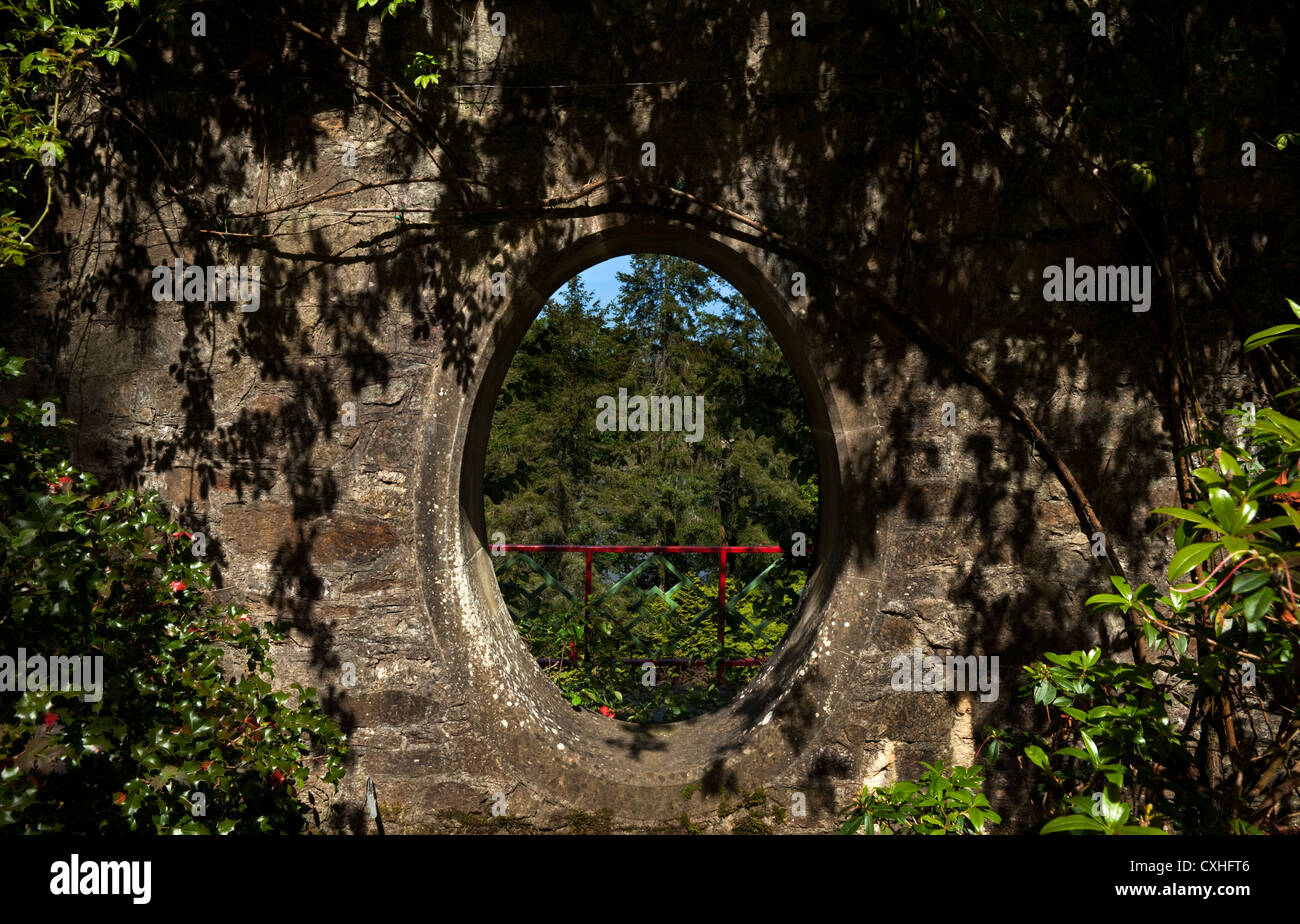 Mond-Fenster in einer Steinmauer, Mount Congreve Gardens in der Nähe von Kilmeaden, Grafschaft Waterford, Irland Stockfoto