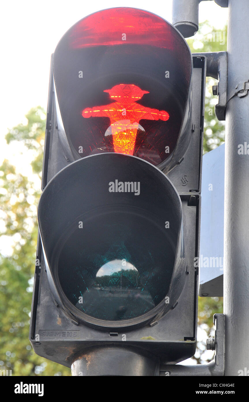 rote Ampel mit dem alten DDR-Mann mit seinem Hut Berlin Deutschland Stockfoto