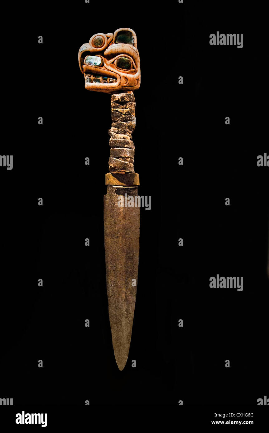Dolch des 19. Jahrhunderts Vereinigten Staaten Alaska Tlingit Elfenbein Eisen Hülle Leder 37 cm Stockfoto
