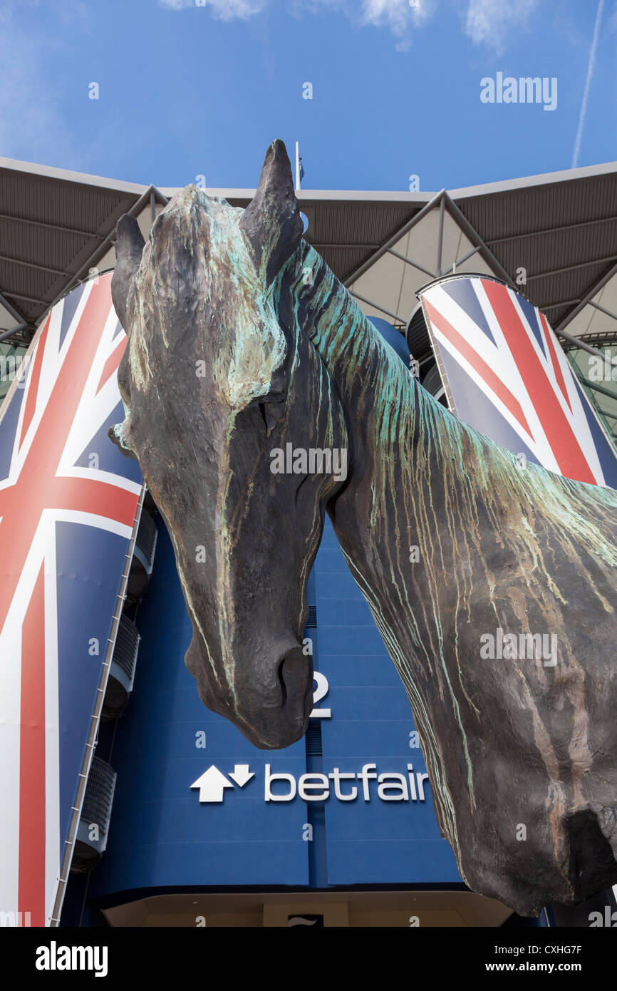 Britischen Union Jack-Flaggen und Skulptur eines Pferde-Kopf am Eingang Ascot Racecourse Tribüne in der herrlichen Sonne. Stockfoto