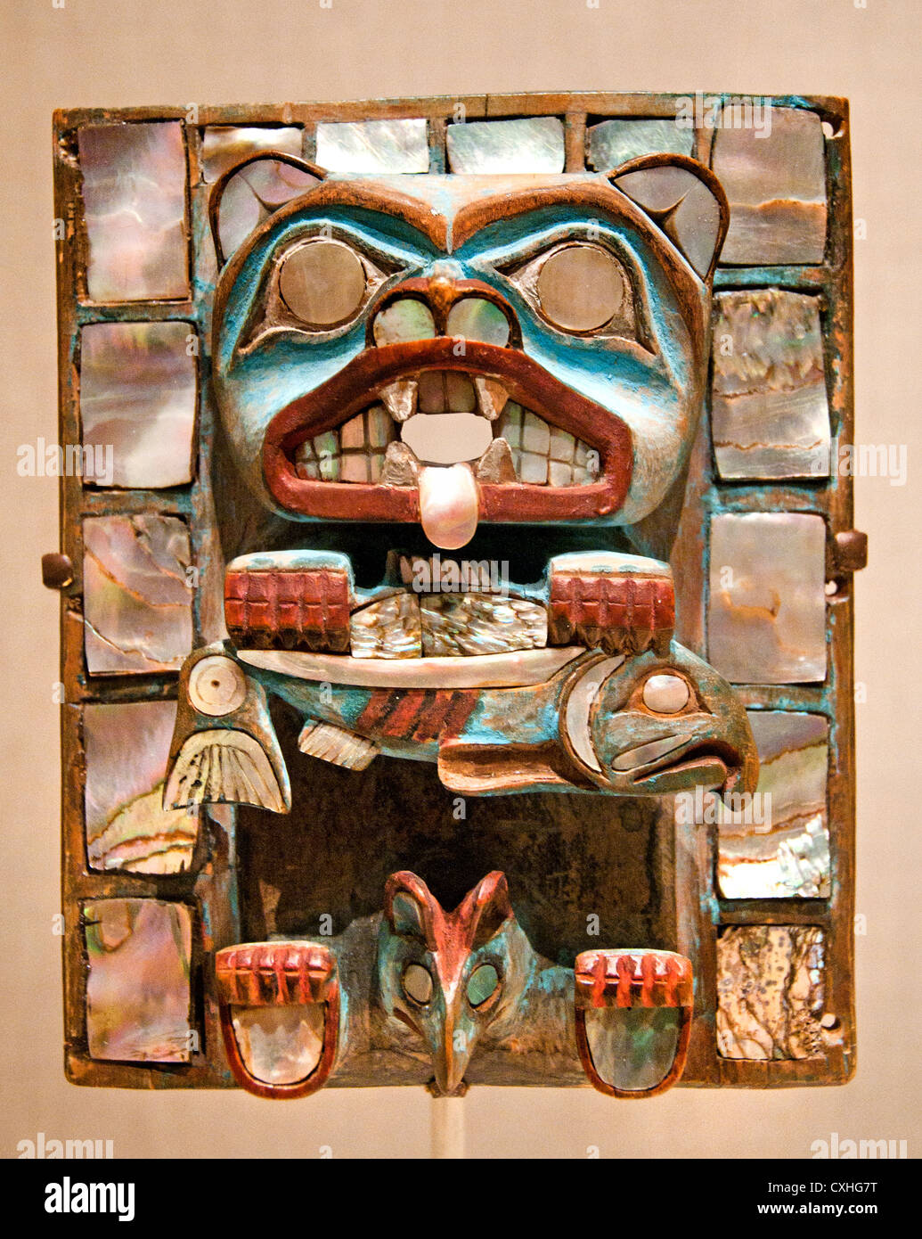 Tsimshian Kopfschmuck Moorköpfen 1880 – 1900 Kanada British Columbia Holz malen, shell 18,6 cm Stockfoto