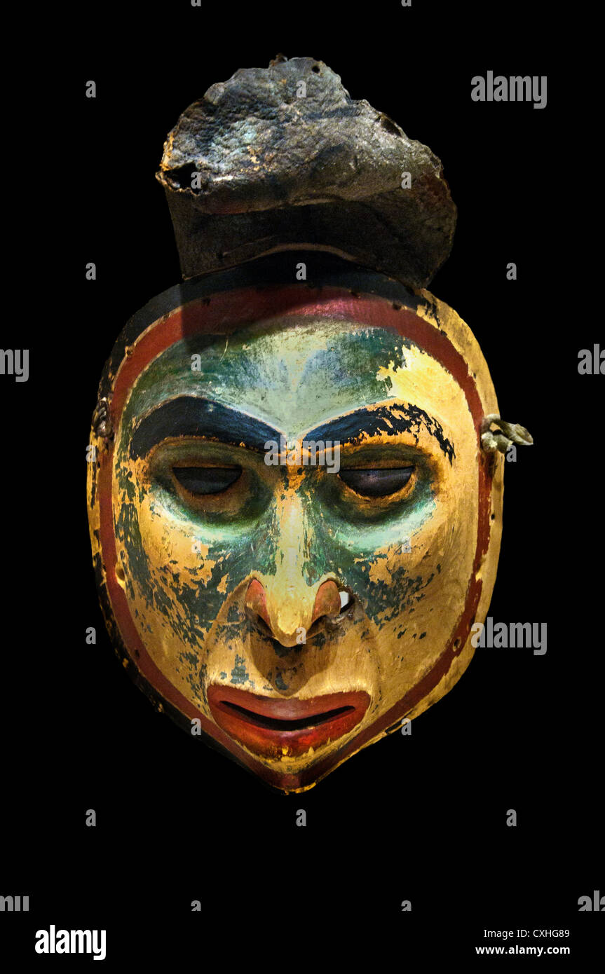 1820 – 40 USA Alaska Tlingit Holz Zeder Farbe Metall Maske Leder 27 cm Stockfoto