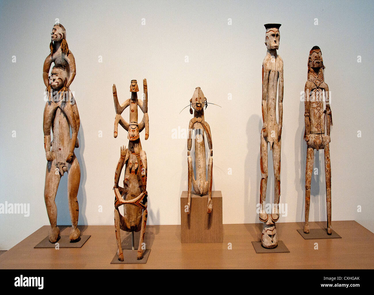 Fünf Figuren in Vorfahr Asmat Leute neue Duinea Papua Irian Jaya, Indonesien Stockfoto