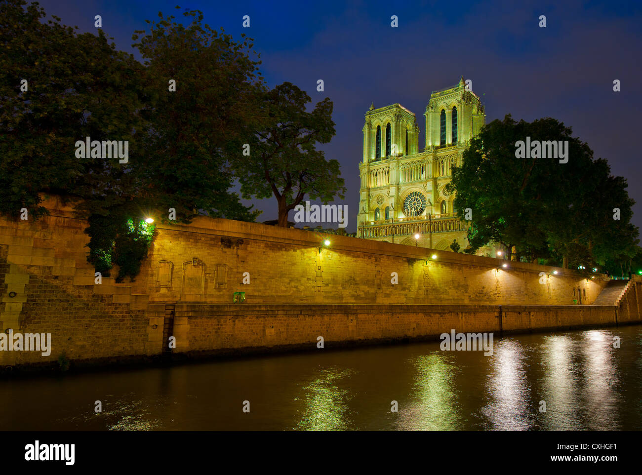 Notre Dame de Paris bei Nacht Stockfoto