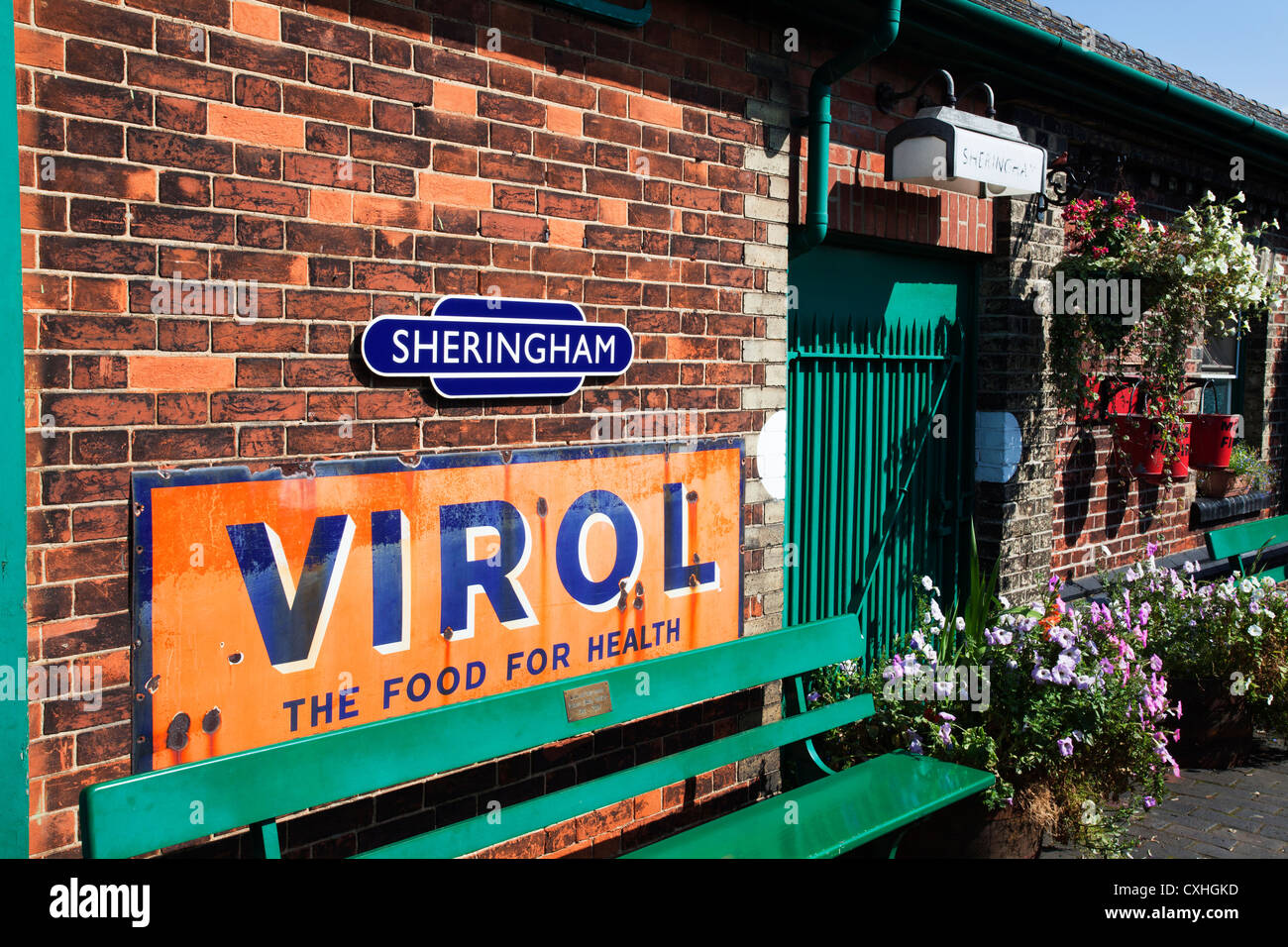 Alten Virol Zeichen auf der Plattform an Sheringham Station auf der Mohn-Linie North Norfolk Railway Norfolk England Stockfoto