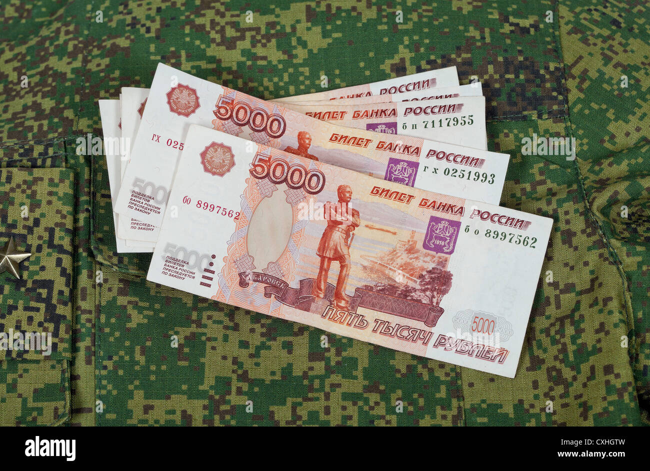 Banknoten auf der militärischen uniform Stockfoto