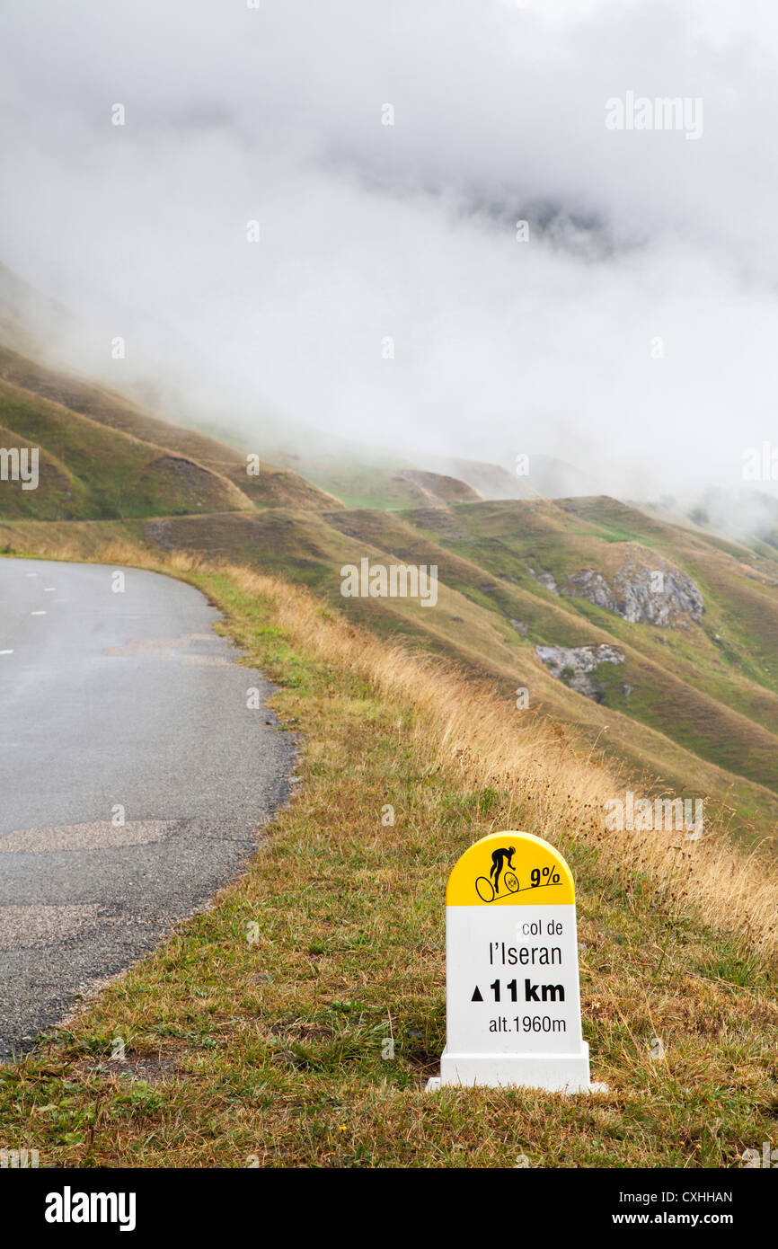 Fahrrad Route Schild mit Distanz und Steigung auf der Straße auf den Col de L'Iseran, Savoie, Frankreich. Stockfoto