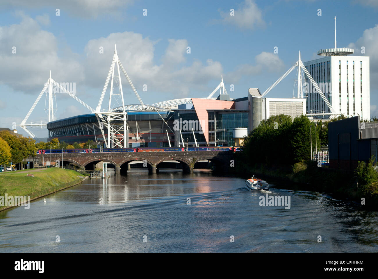 Millennium Stadion Fluss Bus und Fluss Taff Cardiff South Wales, Australia Stockfoto