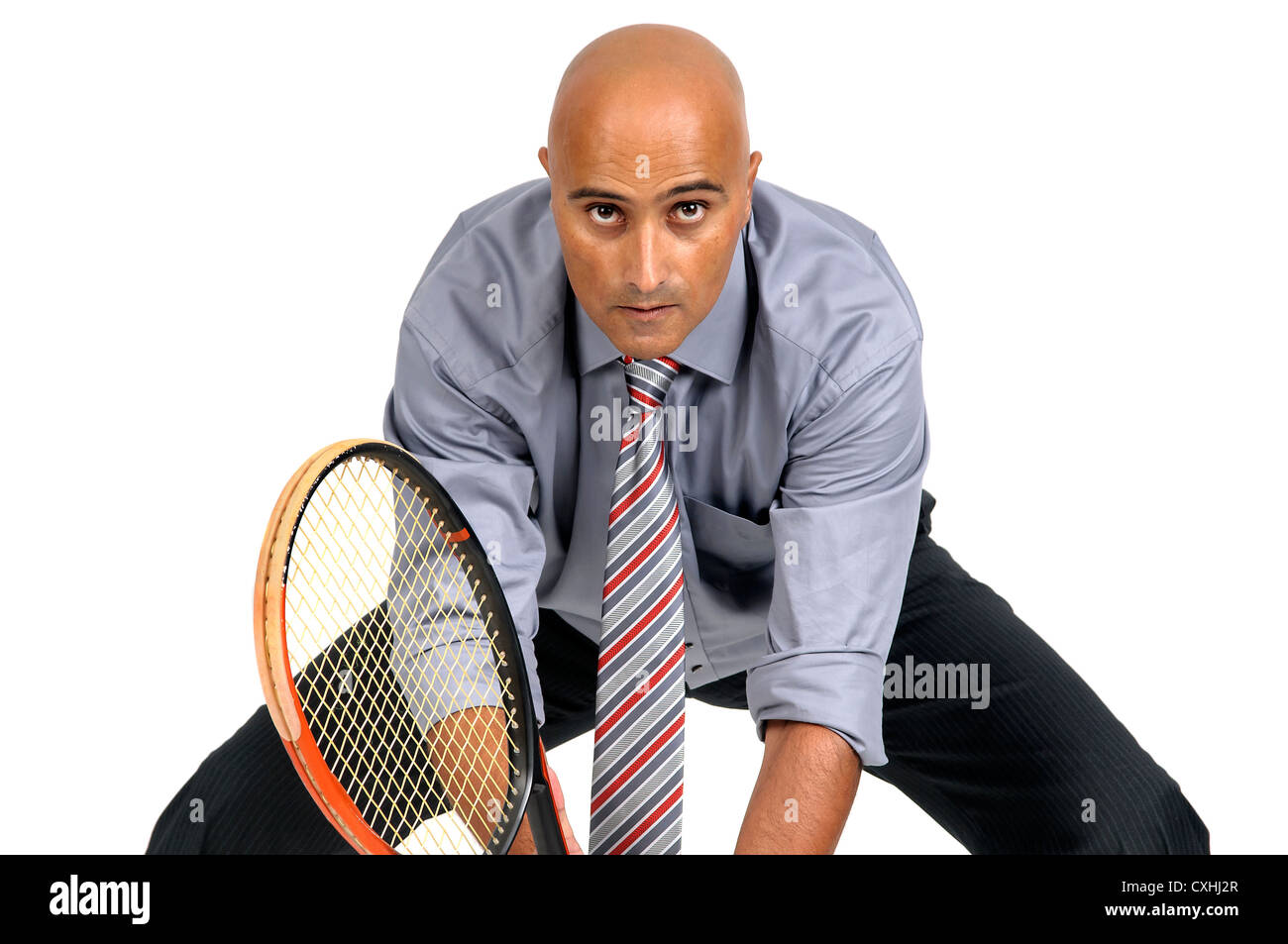 Geschäftsmann mit dem Tennisspielen isoliert in weiß Stockfoto