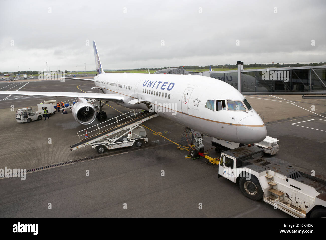 zerren Sie an der Vorderseite der United Airlines Boeing 757 am Belfast International Airport Stockfoto